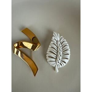 Monet lot of 2 white leaf gold ribbon vintage costume